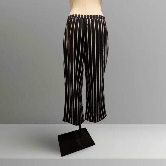 Black and White Striped Women's Palazzo Pants With Pockets! - Picture 3 of 6